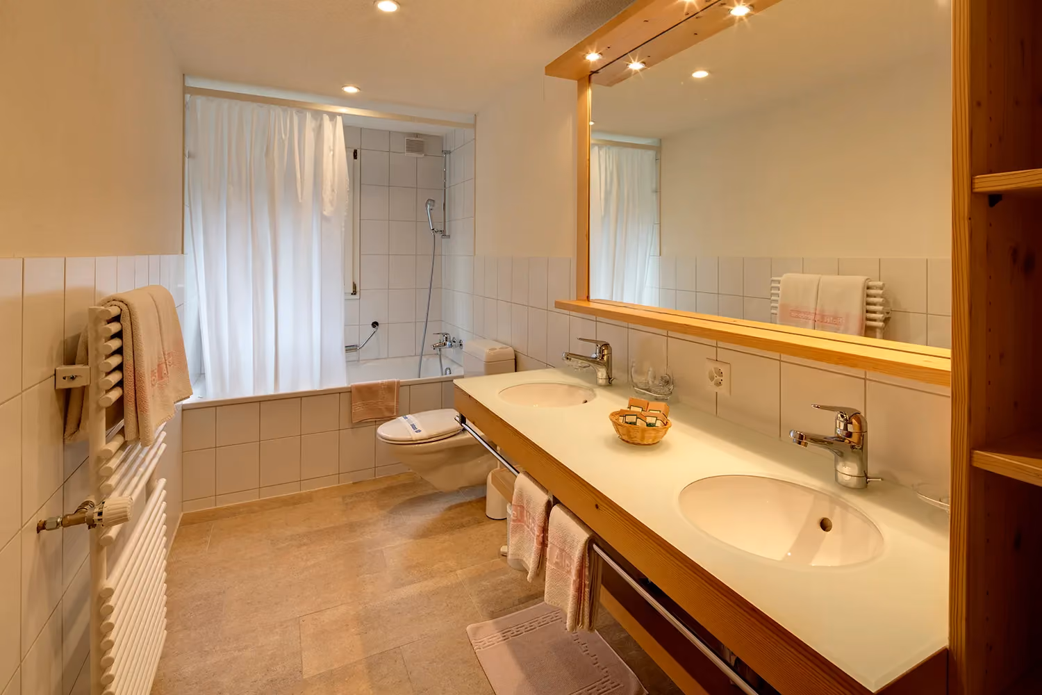Das Badezimmer der Ferienwohnung 602 im Chalet Erika, welches zum Hotel Alpenrose Wengen gehört. Die Ferienwohnung bietet den schönsten Blick auf die Berge der Jungfrau Region.