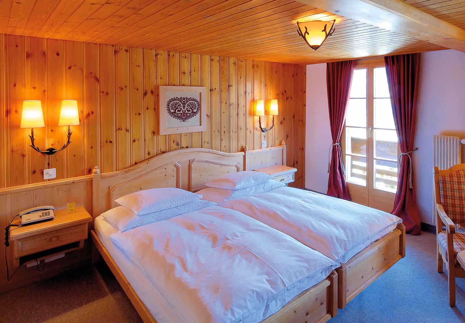 Das Superior Doppelzimmer mit Bergblick vom Hotel Alpenrose Wengen. Diese Zimmer bieten einen wunderschönen Blick auf die Berge der Jungfrau Region.