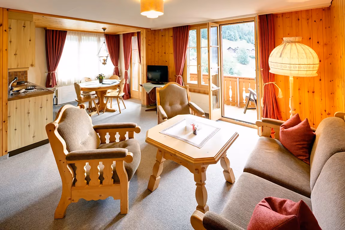 Das Wohnzimmer der Ferienwohung 602 im Chalet Erika, welches zum Hotel Alpenrose Wengen gehört. Die Ferienwohnung bietet den schönsten Blick auf die Berge der Jungfrau Region.