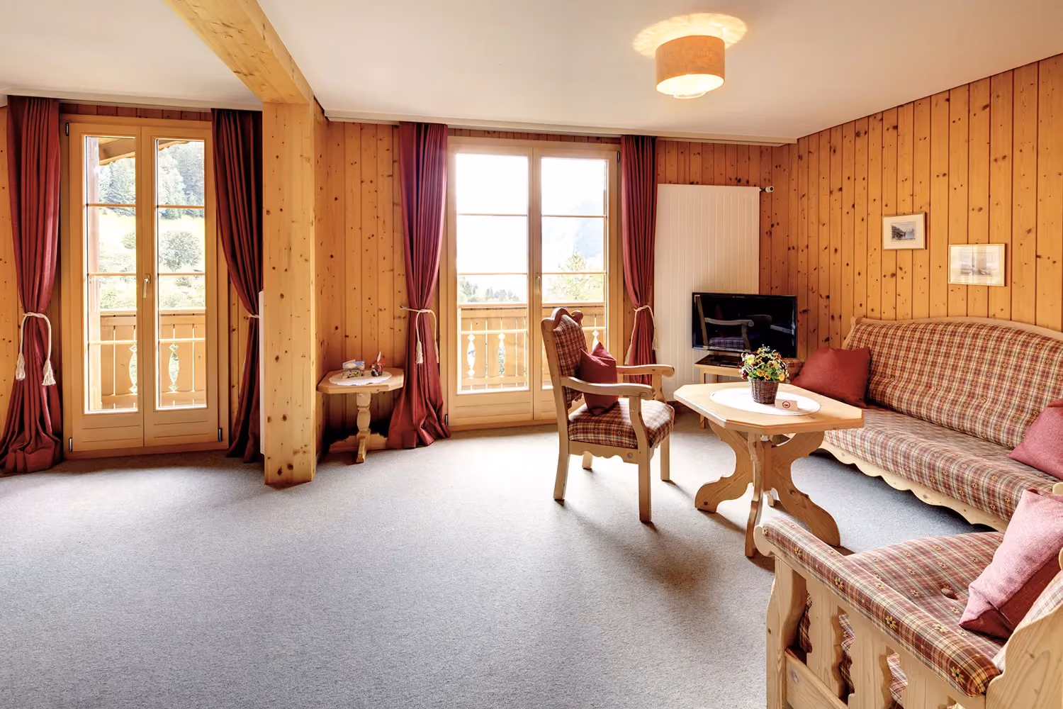 Das Wohnzimmer der Ferienwohnung 603 im Chalet Erika, welches zum Hotel Alpenrose Wengen gehört. Die Ferienwohnung bietet den schönsten Blick auf die Berge der Jungfrau Region.