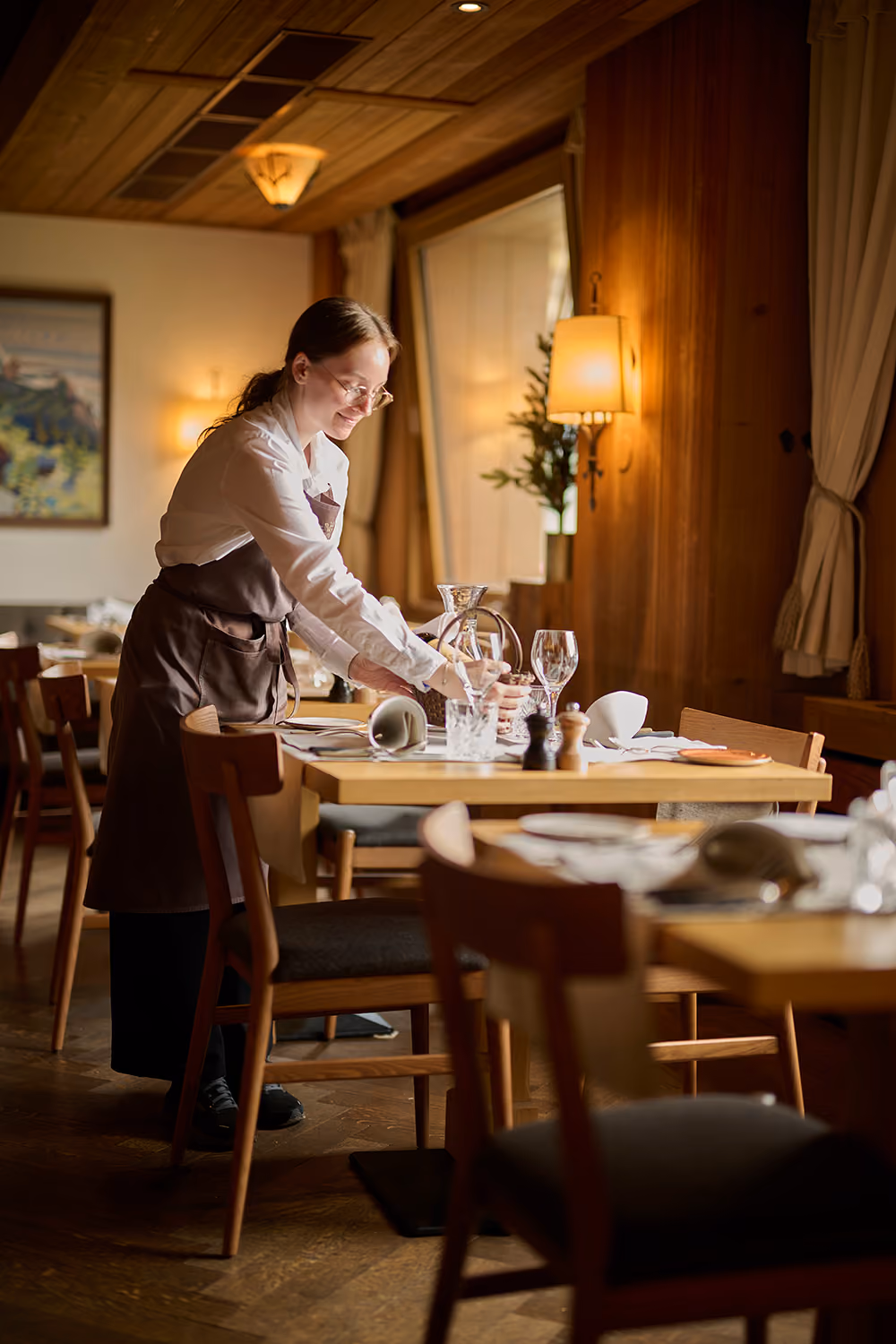Wein im Korb serviert im Speisesaal des Hotel Alpenrose Wengen, Jungfrau Region, Schweiz