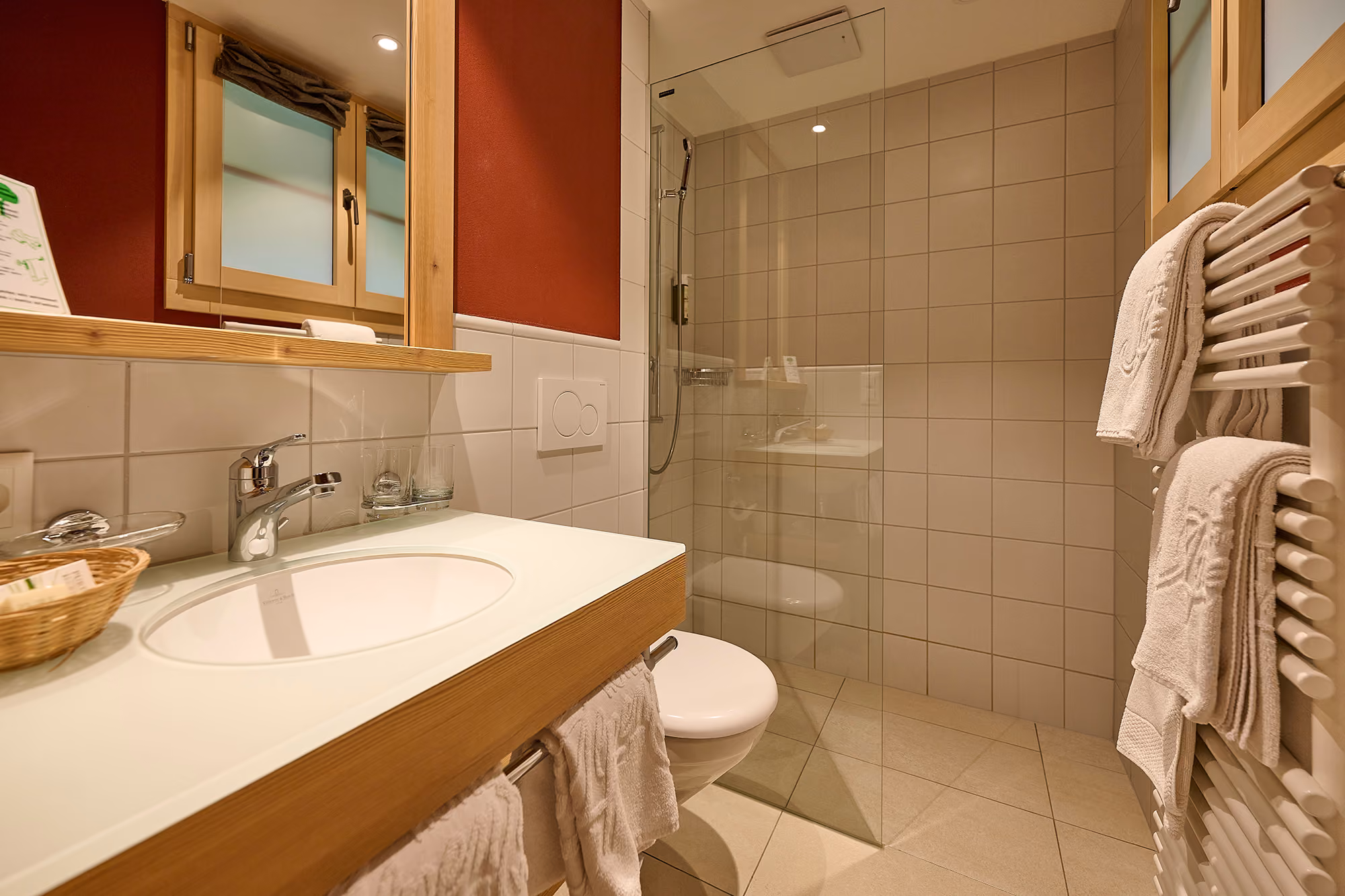 Der Nasszellenbereich mit WC im Standard Doppelzimmer im Hotel Alpenrose Wengen. Das Hotel Alpenrose Wengen liegt in der Jungfrau Region.