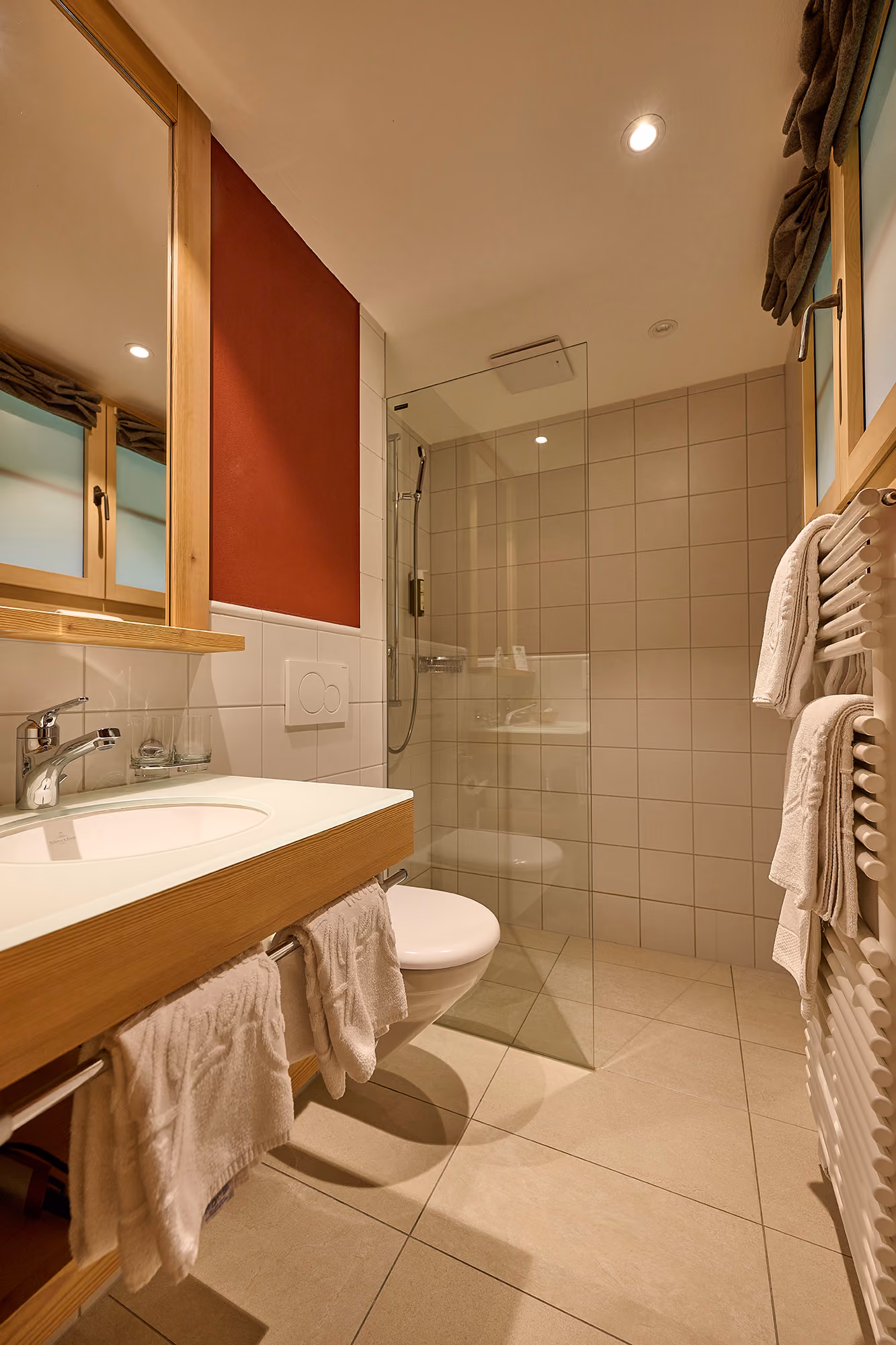 Badezimmer mit Dusche im Hotel Alpenrose Wengen, Jungfrau Region, Schweiz