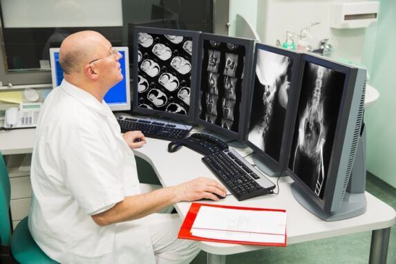 radiology-pacs-advantages-573x382.jpg