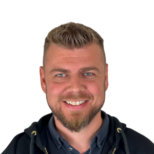 Billede af Bjarke Bakkegaard, der deltager i podcasten Drømmevillaen