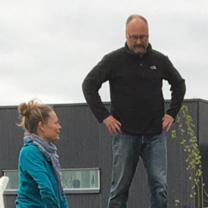 Billede af Niels og Tanja, der deltager i podcasten Drømmevillaen