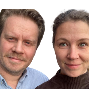 Billede af Bolette og Peter, der deltager i podcasten Drømmevillaen