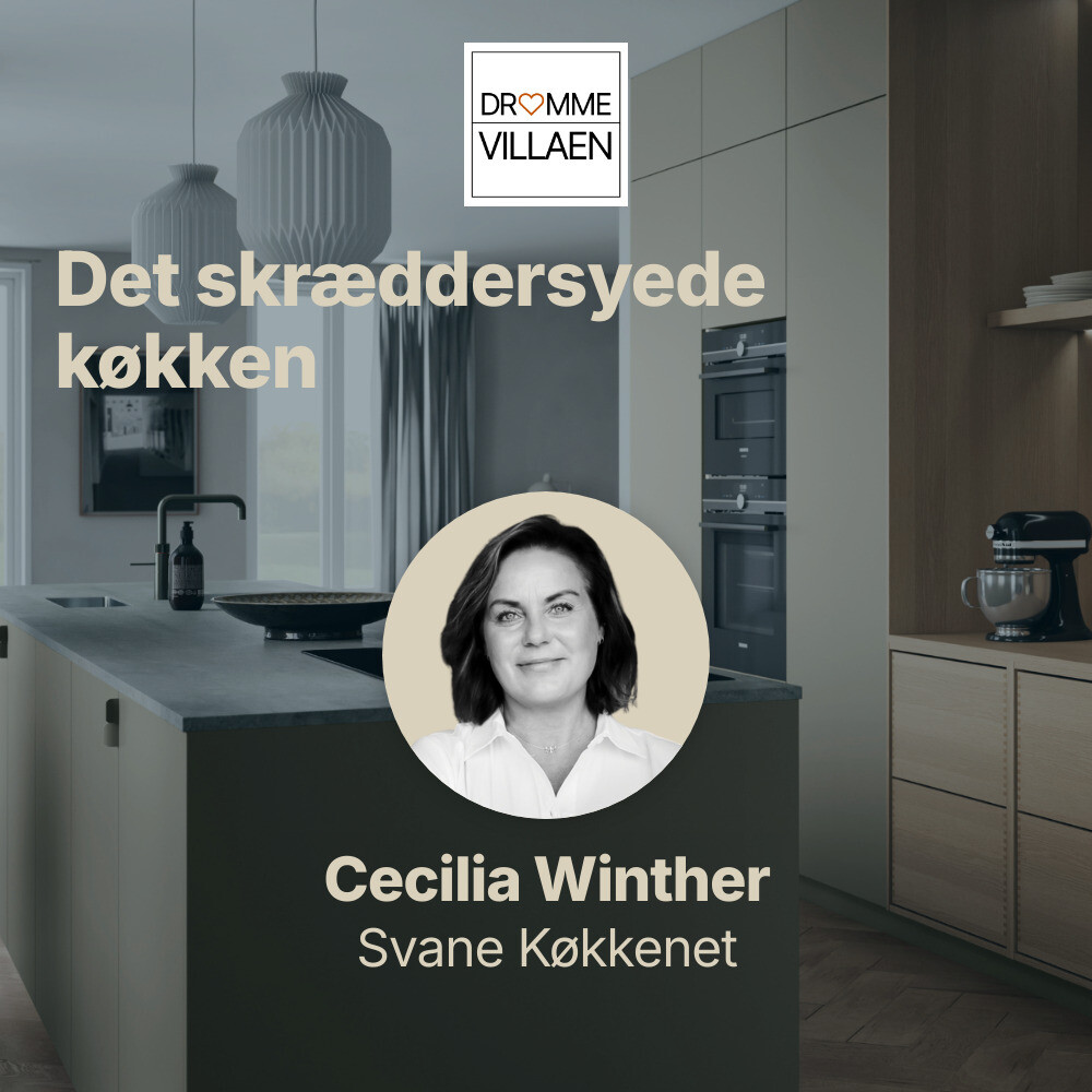 Moderne køkken med mørk køkkenø, indbygget ovn og lyse skabe. Podcastafsnit med Cecilia Winther fra Svane Køkkenet.