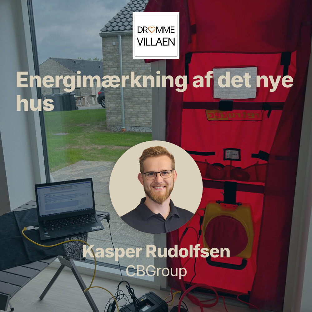Mand i podcast præsenterer energimåling af nybygget hus med udstyr opsat i døråbning.