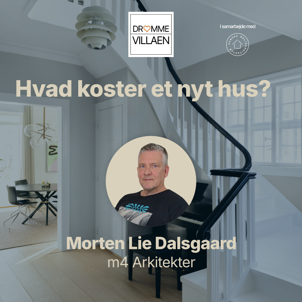 Podcast om husbyggeri med Morten Lie Dalsgaard, vist foran moderne trappe og klaver i lys bolig.