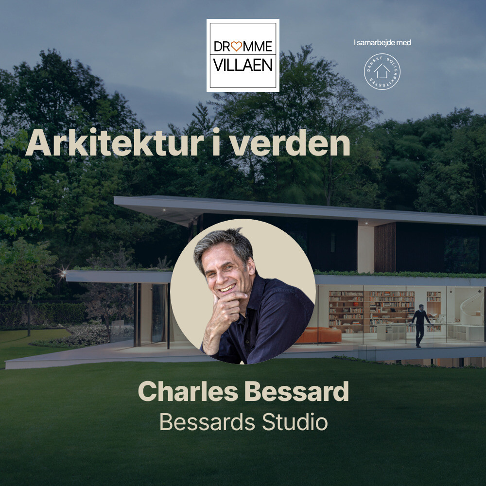 Podcastafsnit om arkitektur med Charles Bessard foran moderne hus med glasfacade og grønt landskab.