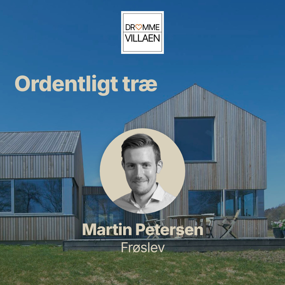 Træbeklædt moderne hus med store vinduer, blå himmel og titel på podcastafsnit om facader.