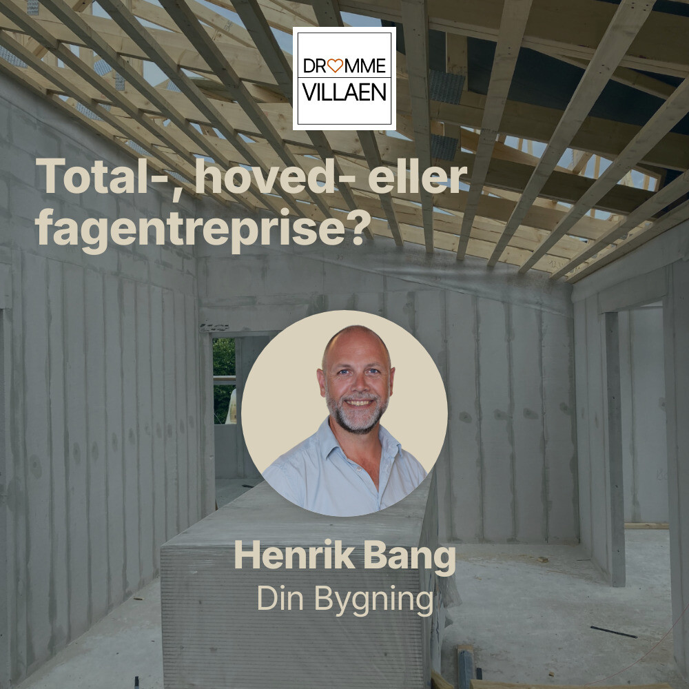 Ufærdigt hus med synligt træloft og betonvægge, overlejret med podcastinfo om entrepriseformer.
