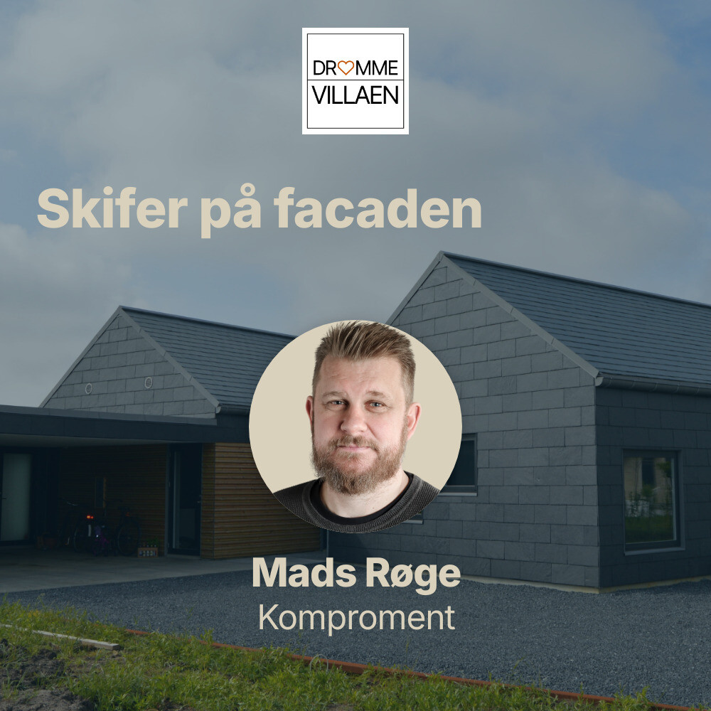 Moderne hus med grå skiferfacade og saddeltag under overskyet himmel, podcast om facadevalg.
