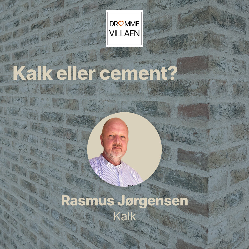 Podcastafsnit om valg mellem kalk og cement med Rasmus Jørgensen, baggrund af murstensfacade.