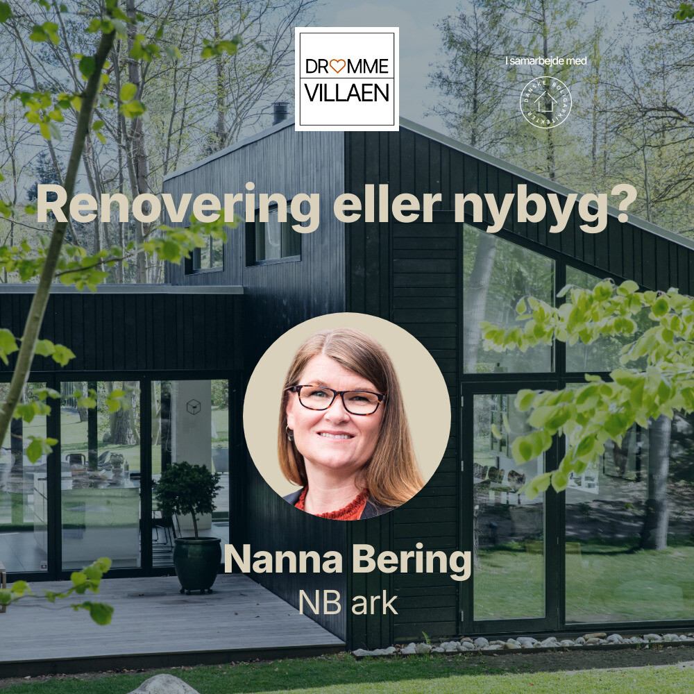 Moderne sort trævilla i skovområde med titeltekst: "Renovering eller nybyg?" og portræt af Nanna Bering.