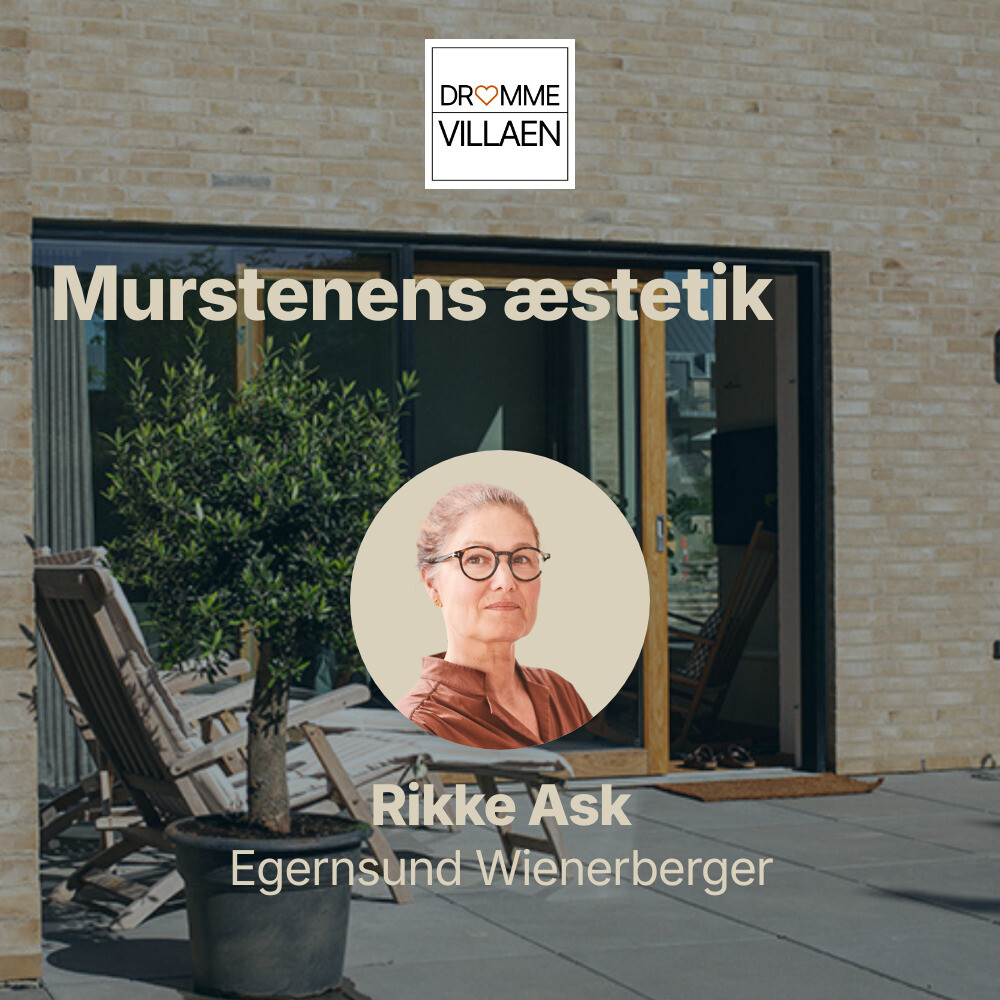 Podcastafsnit om murstenens æstetik med Rikke Ask foran en moderne murstensfacade.