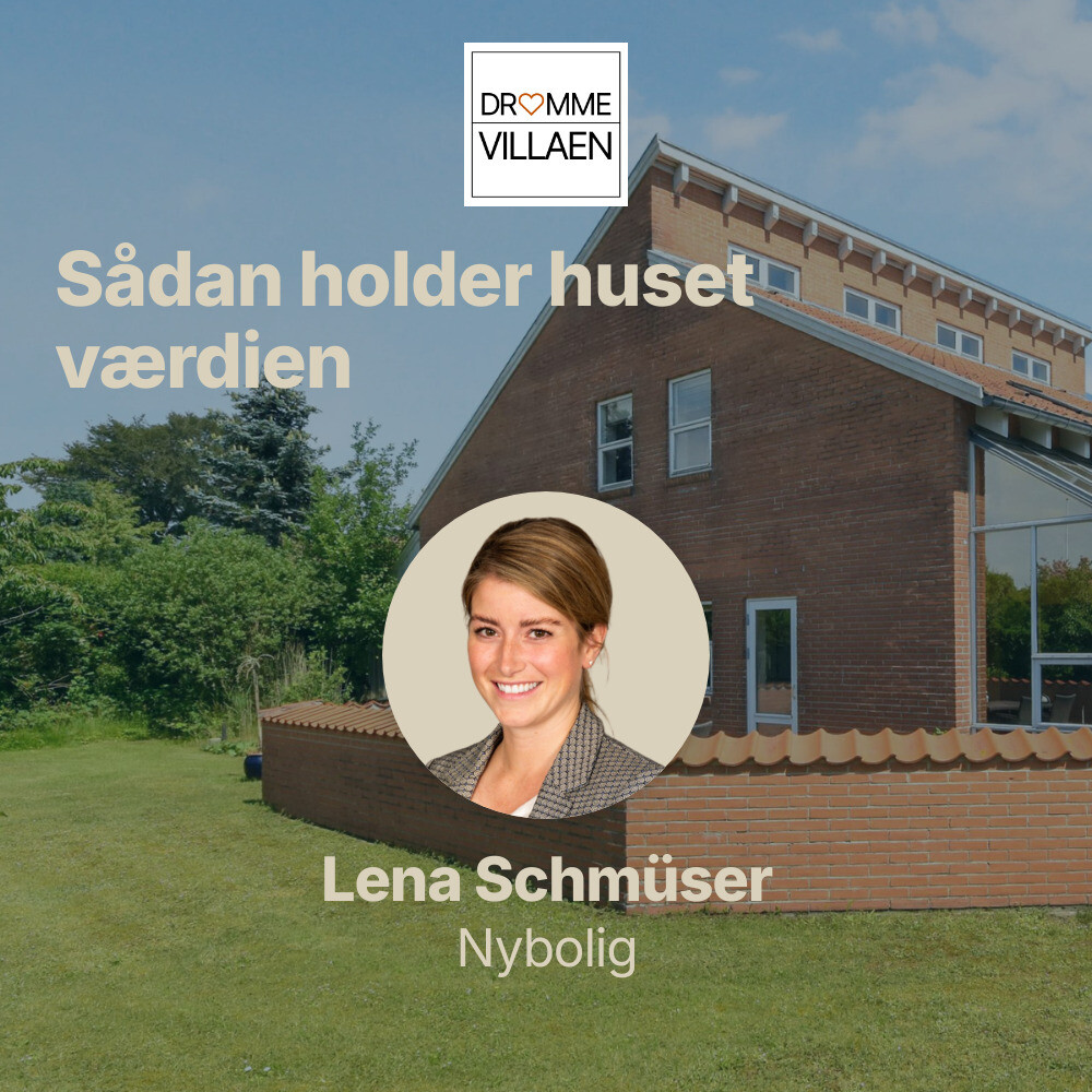 Rød murstensvilla med have, tekst om podcast om boligværdi med Lena Schmüser fra Nybolig.