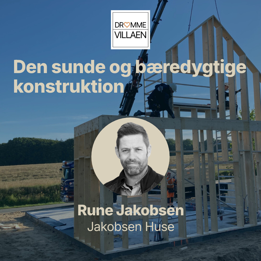 Træskelet af hus under opførelse med kran og håndværkere, podcastafsnit om bæredygtigt byggeri.