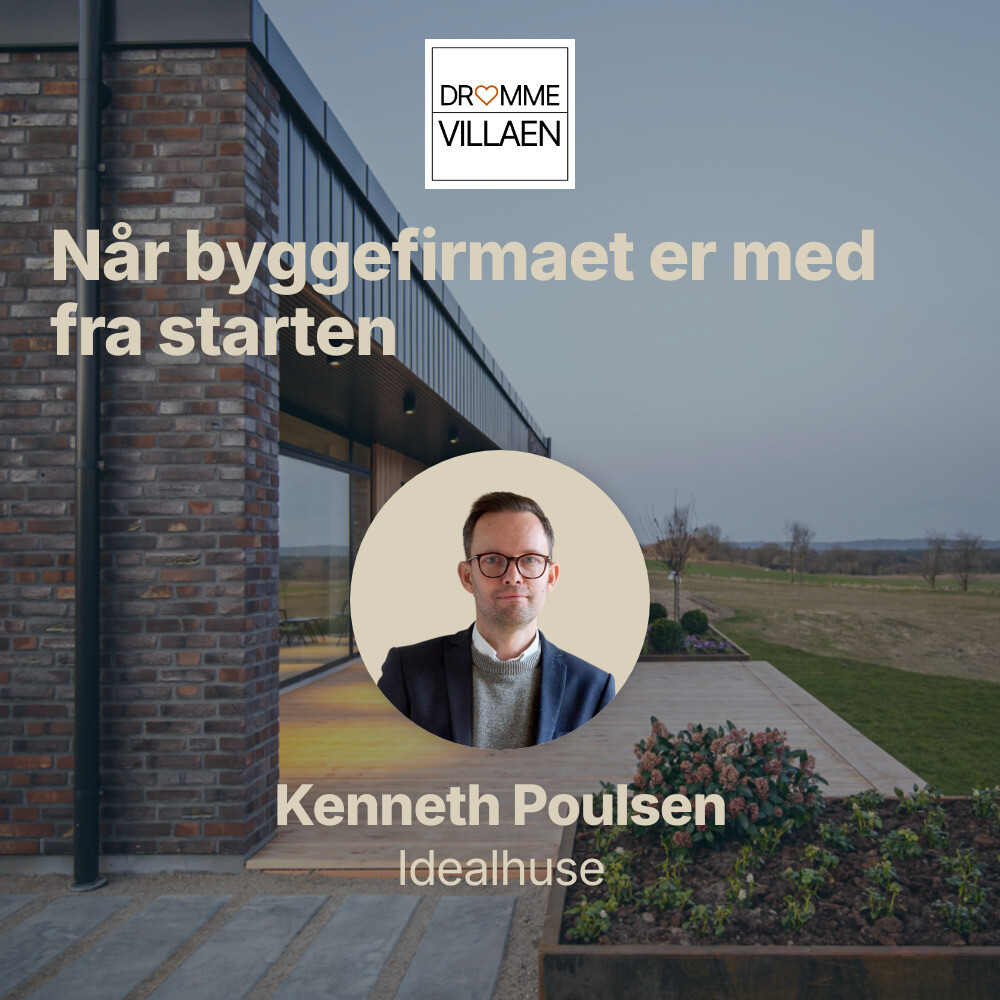 Podcastafsnit med Kenneth Poulsen om byggefirmaets rolle ved nybyggeri, med moderne villa i baggrunden.