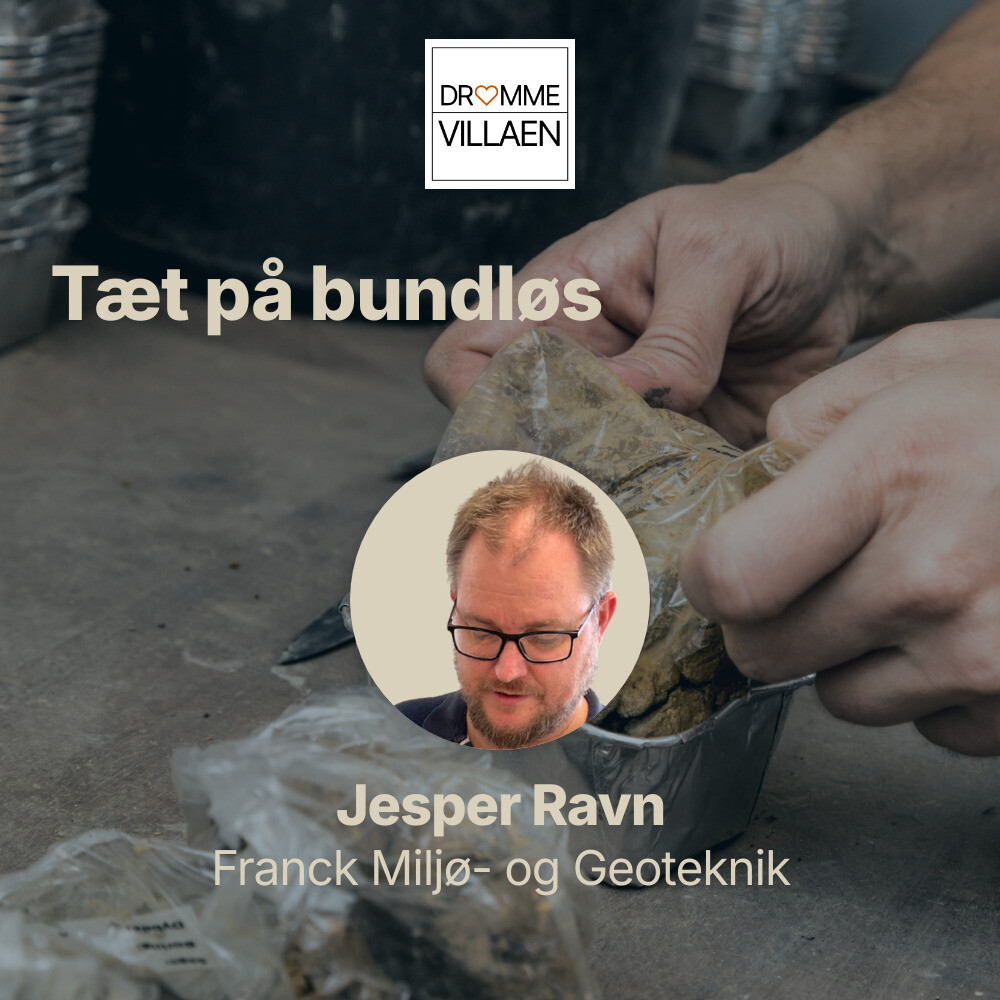 Hænder pakker jordprøve i plastikpose; podcastafsnit om geoteknik med Jesper Ravn fra Franck Miljø.