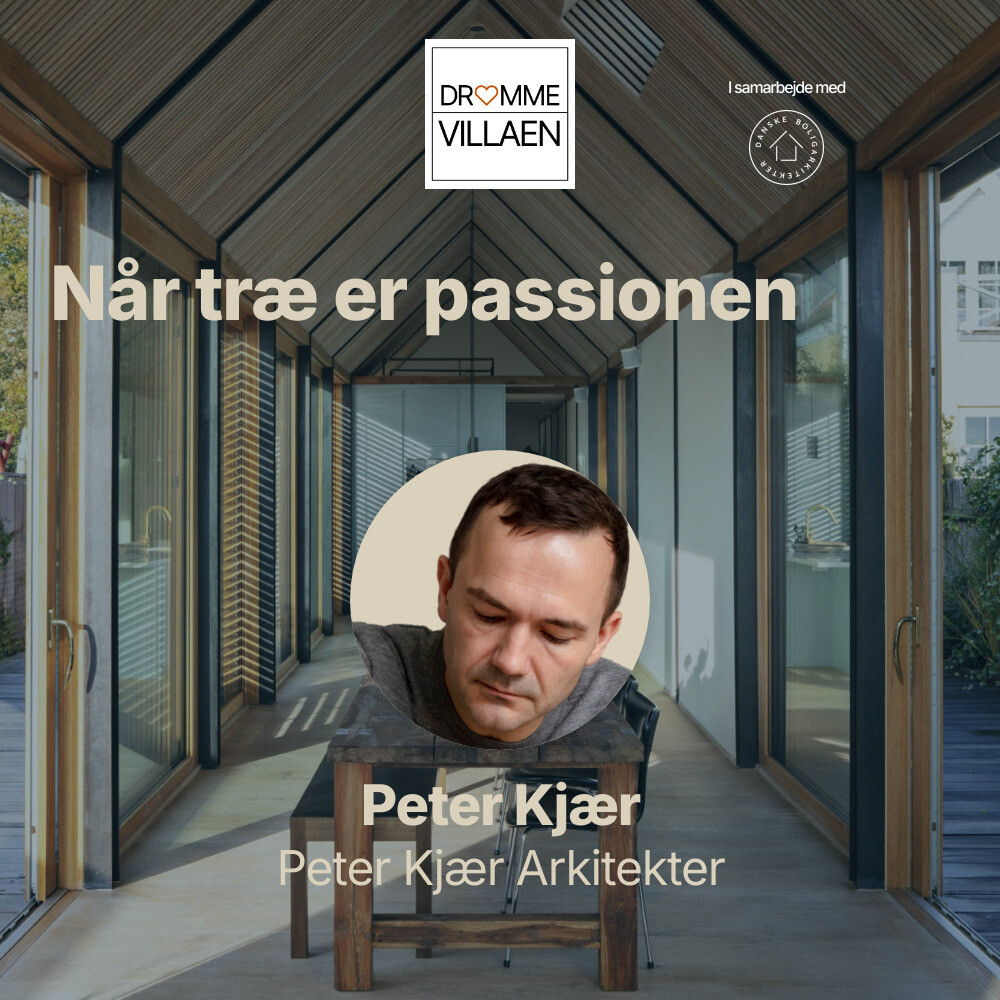 Peter Kjær præsenteres i podcast om træarkitektur, med billede af lyst rum med træloft og langt spisebord.
