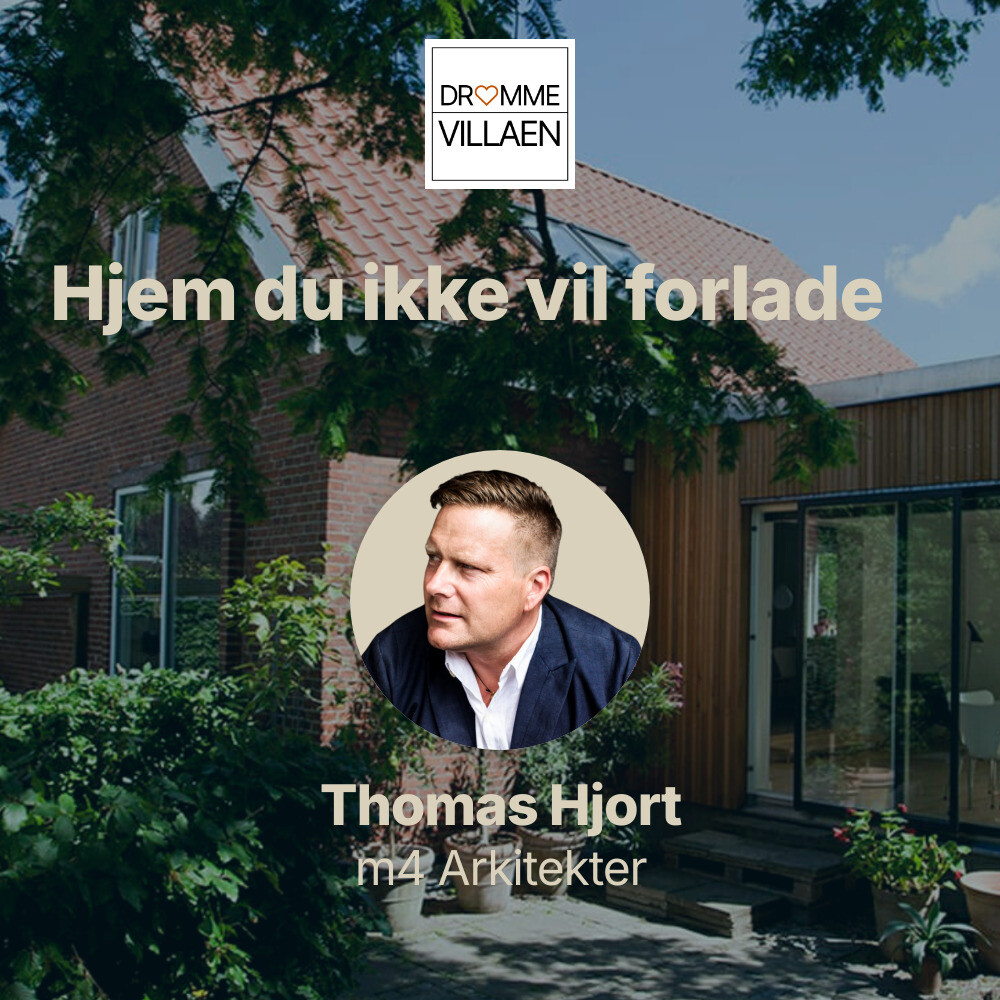Arkitekt Thomas Hjort præsenterer et moderne hus med træfacade og grøn gårdhave i podcasten Drømmevillaen.