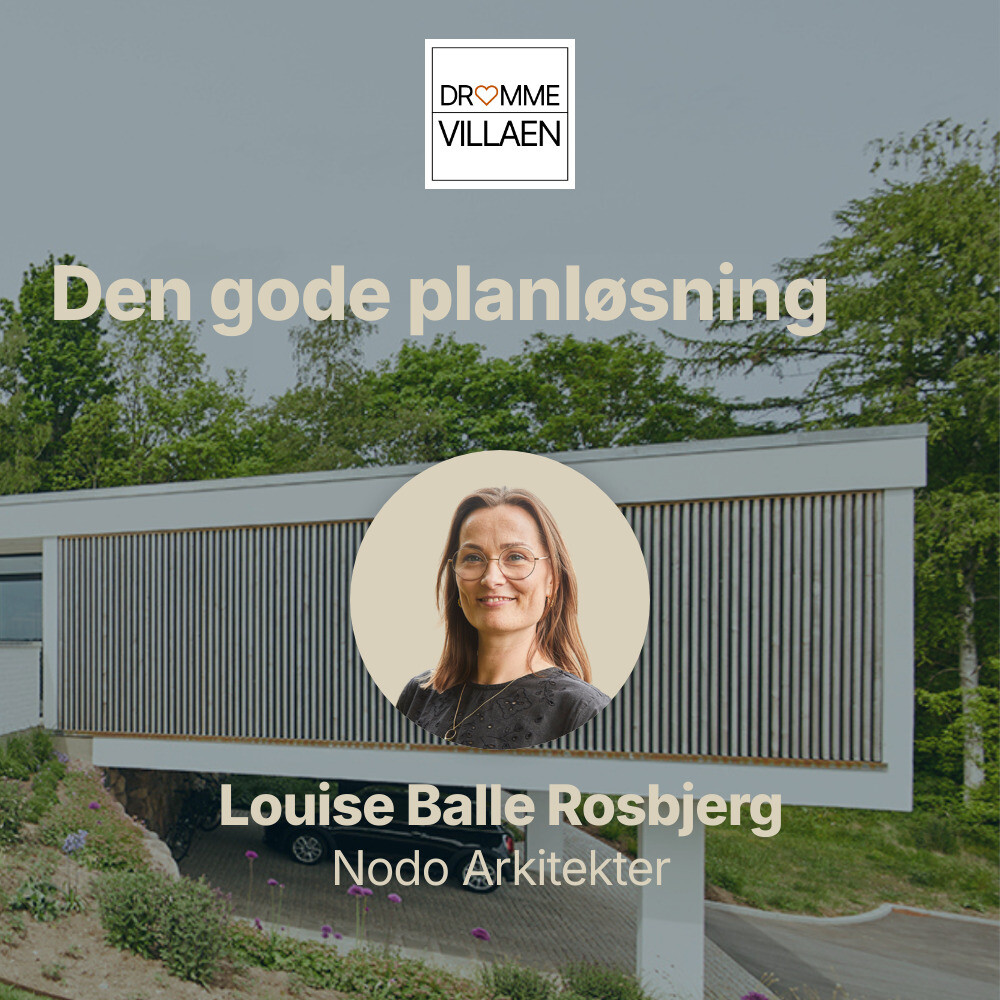 Louise Balle Rosbjerg præsenterer podcasten “Den gode planløsning” foran moderne villa omgivet af grøn natur.