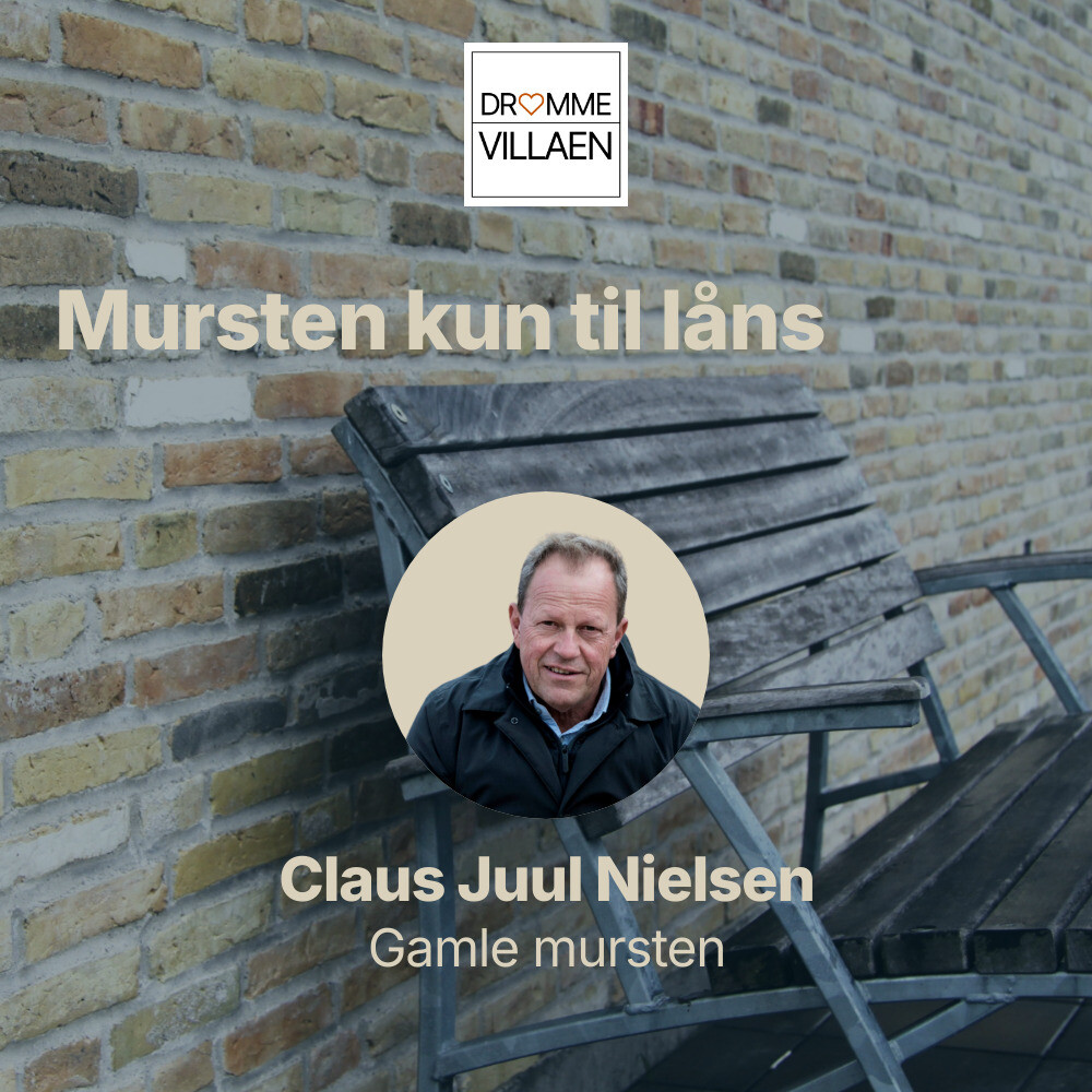 Slidt træbænk op ad murstensvæg med titel og gæst fra podcasten Drømmevillaen, episode om gamle mursten.