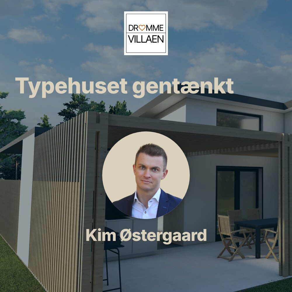 Mand i jakkesæt præsenterer podcastafsnit om nytænkning af typehuse foran moderne villa.