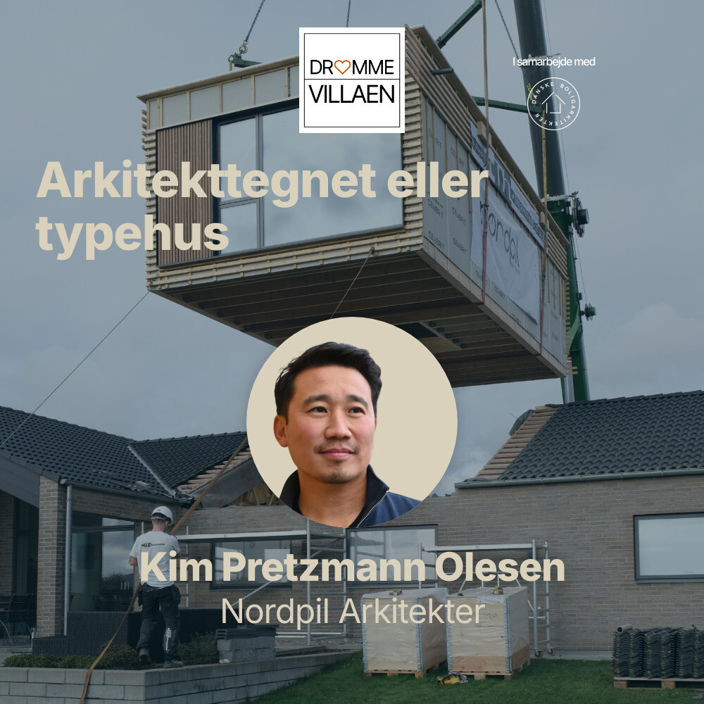 Modulhus løftes på plads med kran; Kim Pretzmann Olesen præsenteres som gæst i podcast om arkitektur.