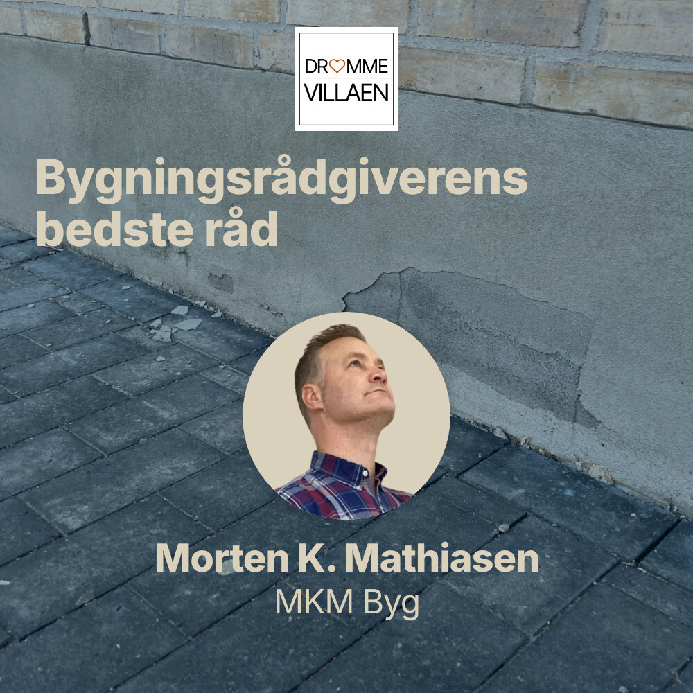 Podcastcover med Morten K. Mathiasen, titel “Bygningsrådgiverens bedste råd” og revnet sokkel i baggrunden.