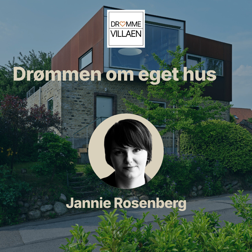 Moderne villa med have og tekst om podcasten "Drømmen om eget hus" med Jannie Rosenberg som rådgiver.