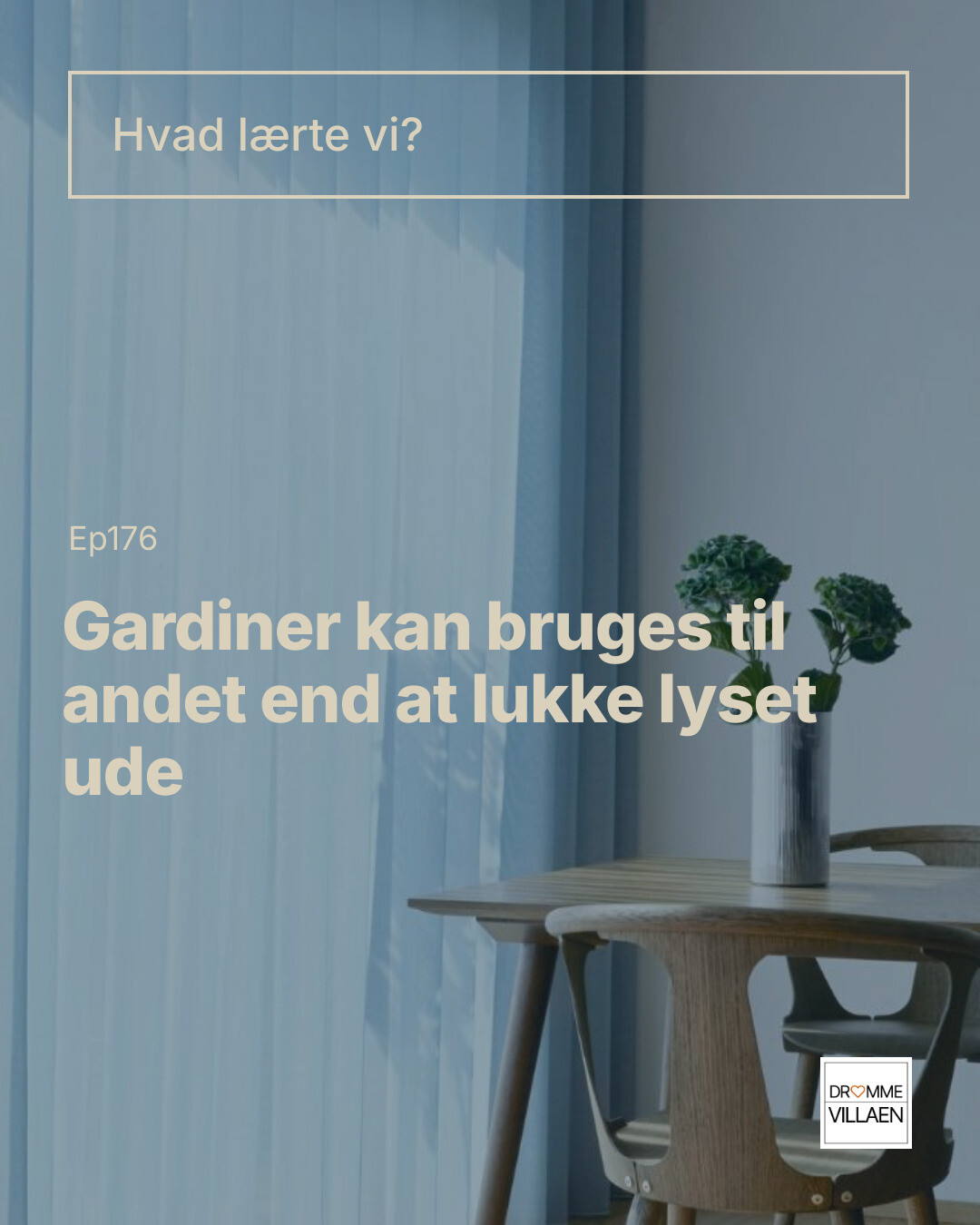 Stue med lange gardiner og spisebord med vase; tekst: “Gardiner kan bruges til andet end at lukke lyset ude”