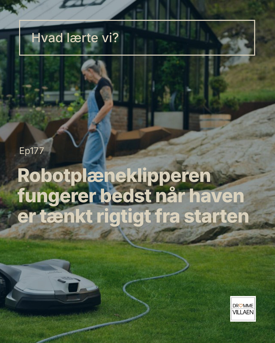 Kvinde vander have ved drivhus, mens robotplæneklipper kører på græsset ved stenbed.