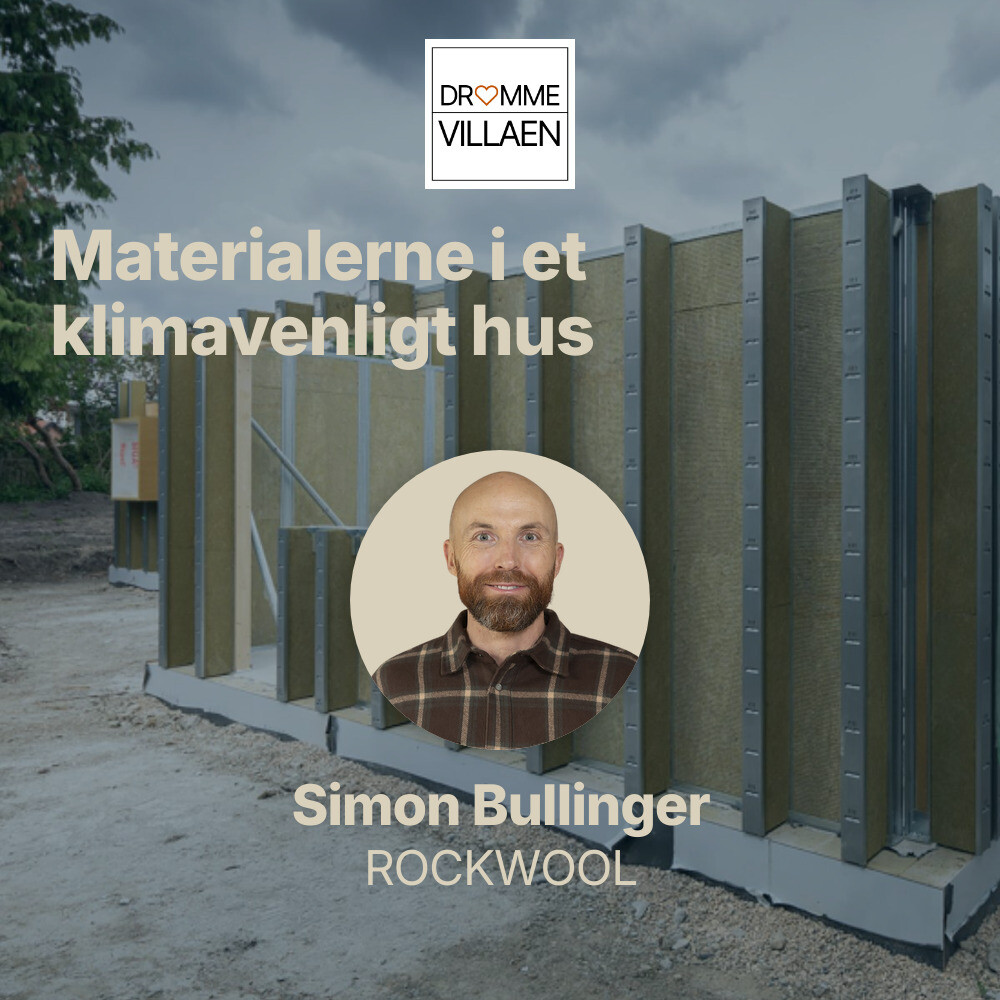 Podcastcover: Isolerede facadeelementer på byggeplads med titlen “Materialerne i et klimavenligt hus”.