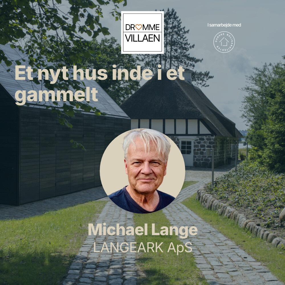 Moderne sort bygning ved siden af et traditionelt bindingsværkshus med stråtag, omgivet af grøn have.