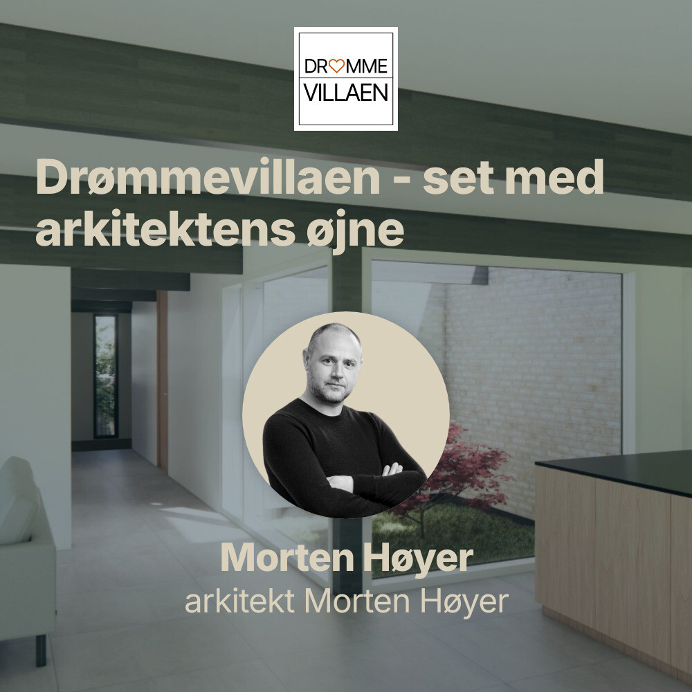 Podcast-episode om arkitektur med Morten Høyer foran moderne indretning og stort vindue mod have.