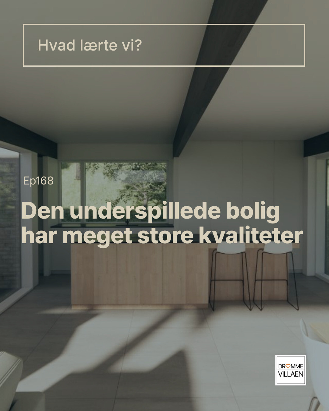 Tekstgrafik: “Hvad lærte vi? Ep168 Den underspillede bolig har meget store kvaliteter” over lys, moderne køkken.