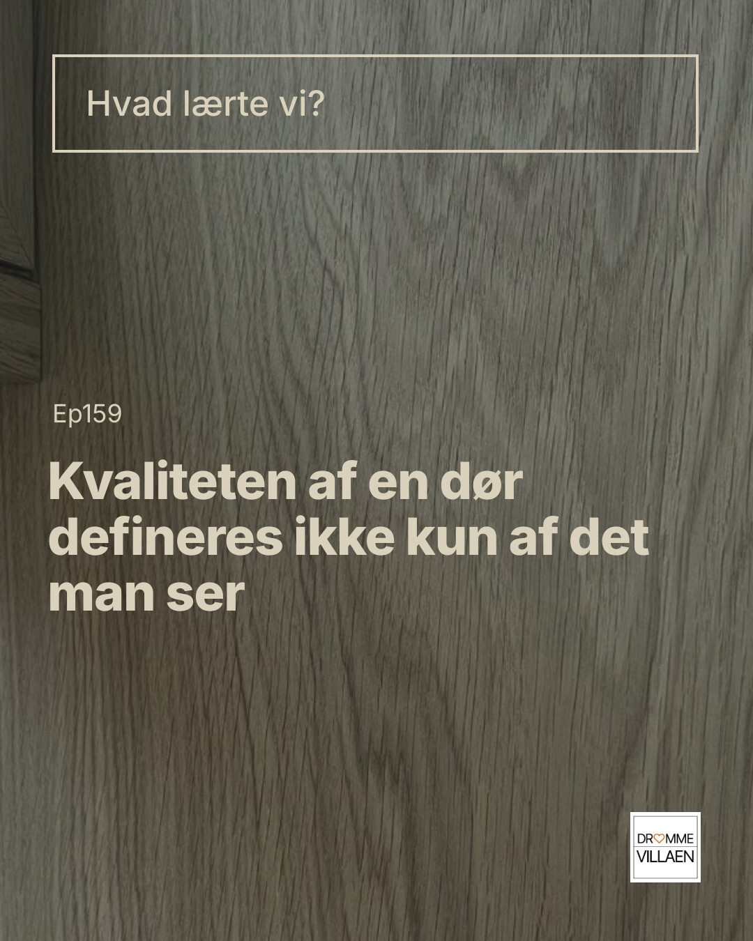 Tekst på træbaggrund: “Kvaliteten af en dør defineres ikke kun af det man ser” (Ep159). “Hvad lærte vi?”