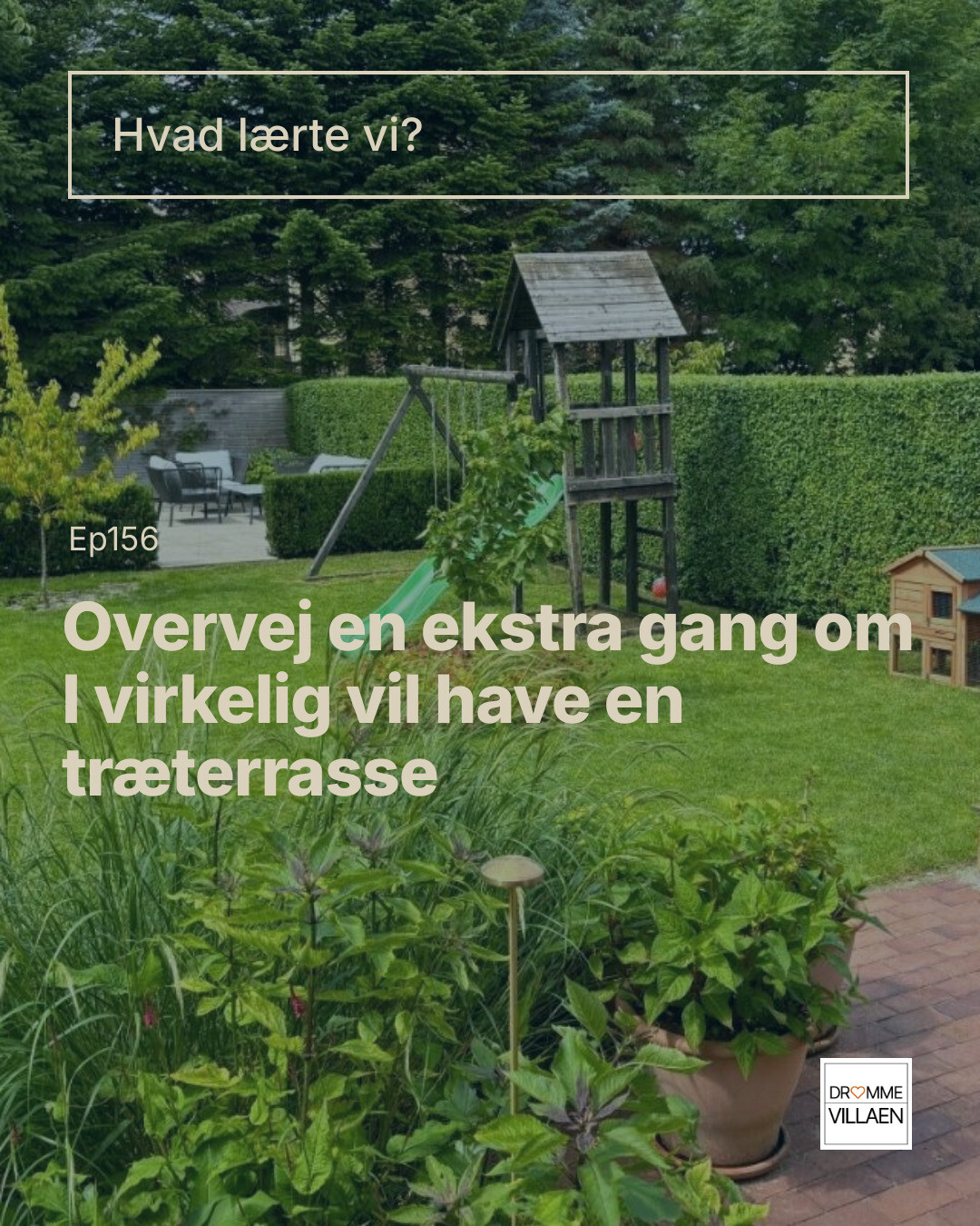 Have med trælegeplads og terrasse; tekst: “Hvad lærte vi? Overvej en ekstra gang om I virkelig vil have en træterrasse”.