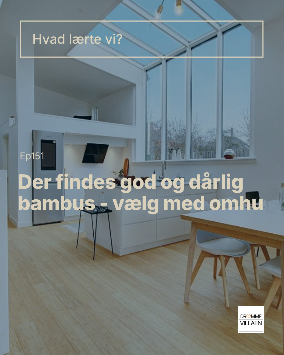 Lyst køkken-alrum med højt vinduesparti og tekst: “Hvad lærte vi? Der findes god og dårlig bambus – vælg med omhu”.