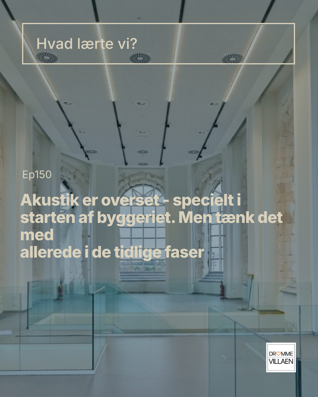 Tomt, lyst rum med store vinduer; tekst: “Hvad lærte vi? Akustik er overset … tænk det tidligt i byggeriet.”