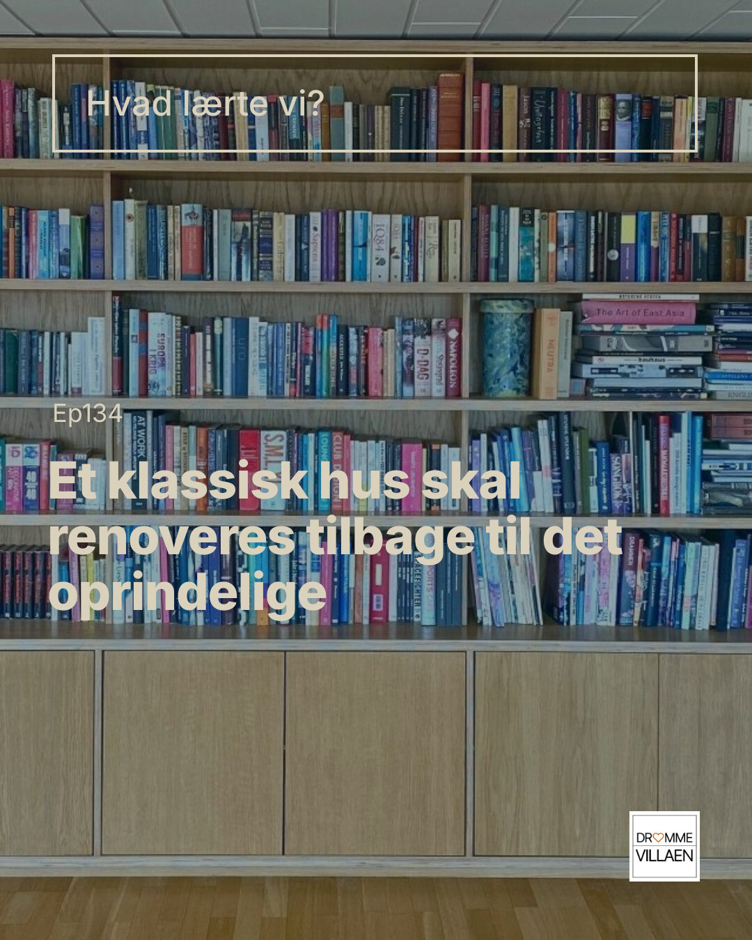 Bogreol fyldt med bøger med teksten “Hvad lærte vi? Ep134 Et klassisk hus skal renoveres tilbage til det oprindelige”.