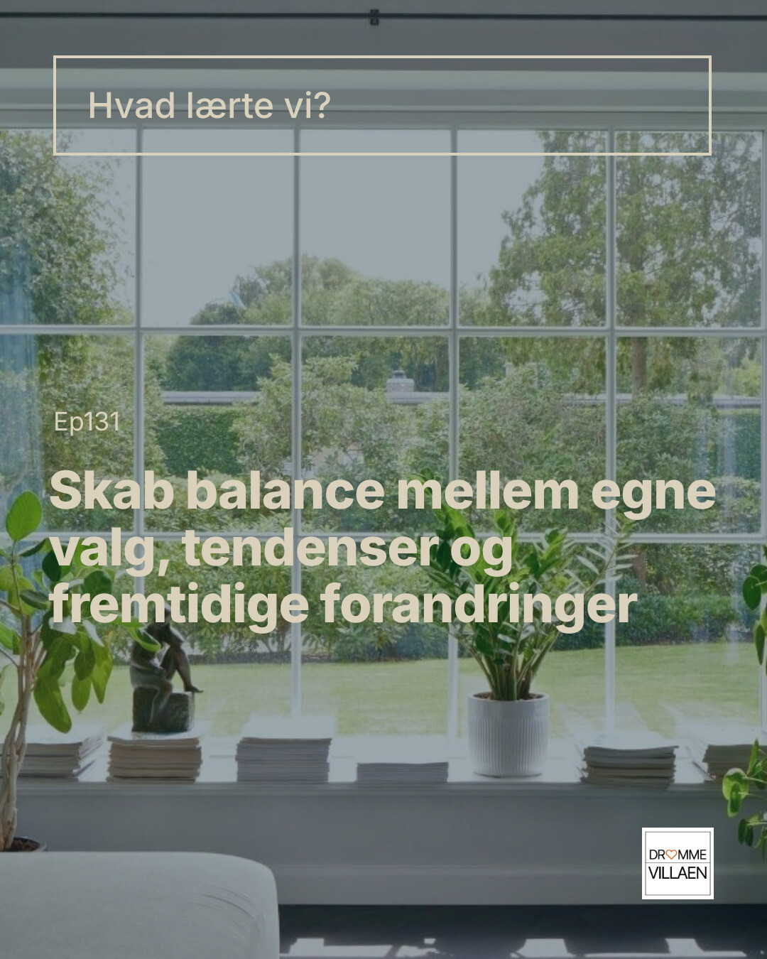 Stue med store vinduer, grøn have udenfor og potteplanter; tekst: “Hvad lærte vi? Skab balance…”