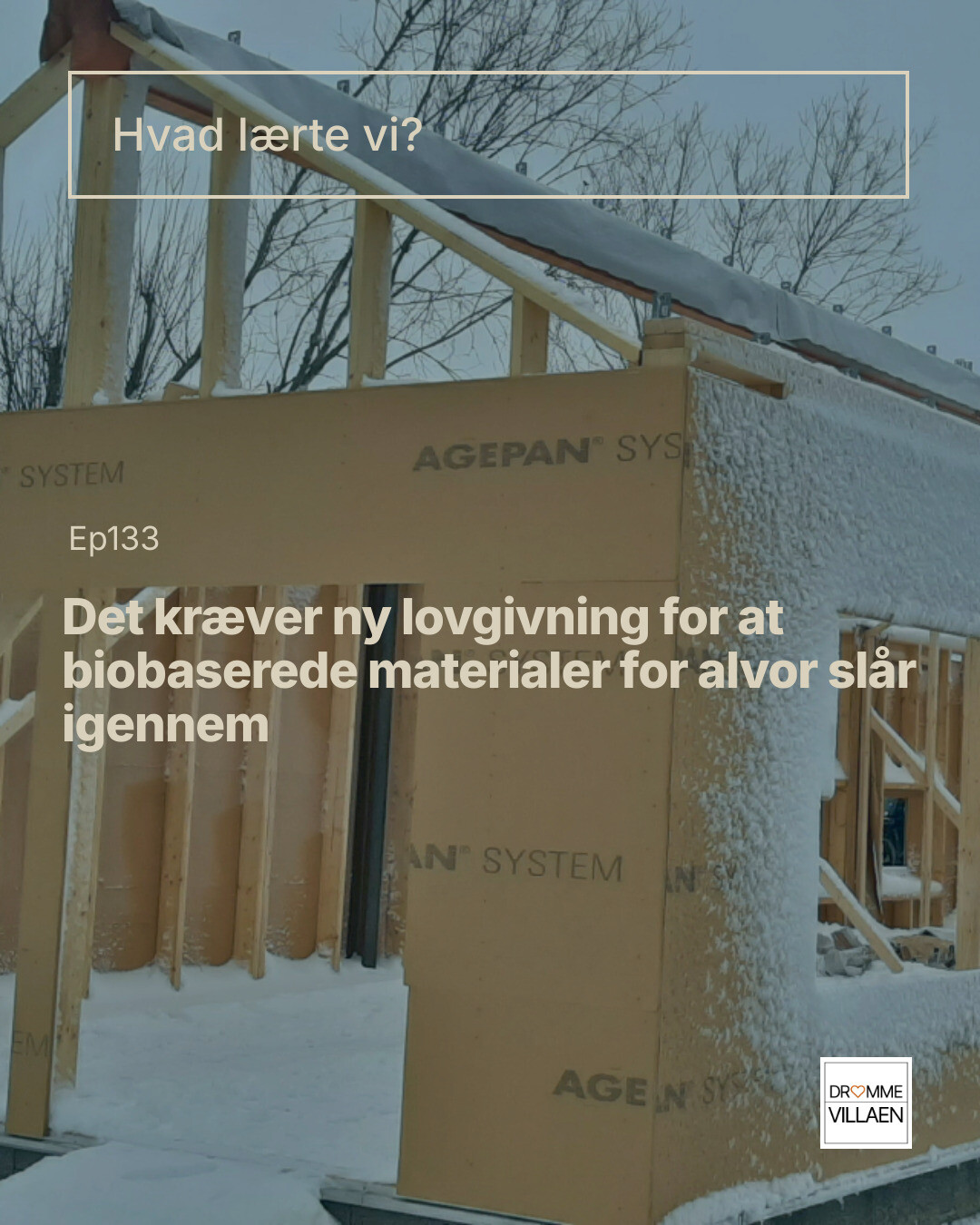 Træhus under opførelse i sne med tekst: “Hvad lærte vi?” og “Det kræver ny lovgivning for biobaserede materialer”.