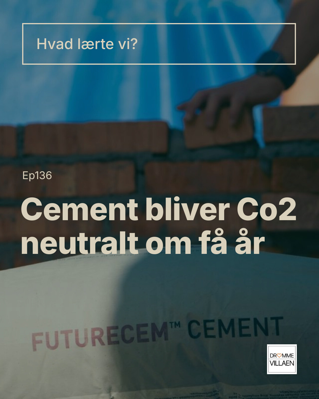Tekst: “Hvad lærte vi? Cement bliver CO2-neutralt om få år”. Cementpose foran murstensvæg.