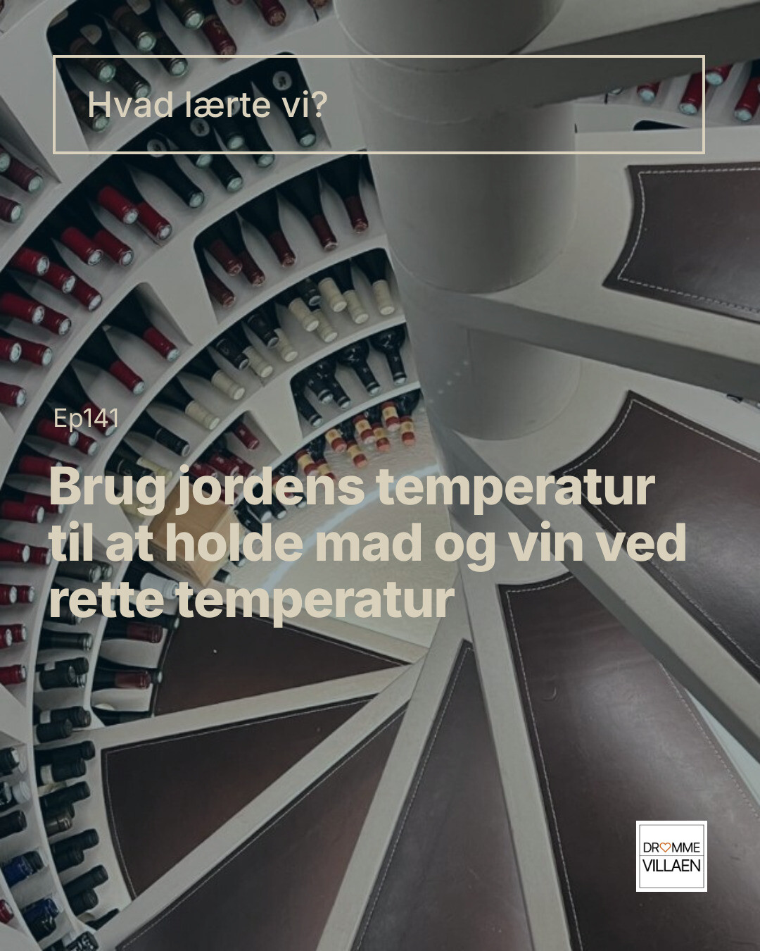 Spiralformet vinreol i kælder med flasker og trappe til jordkøling af mad og vin.