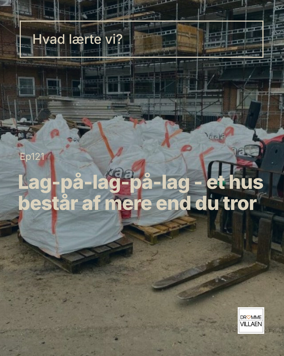 Byggeplads med stillads og store affaldssække på paller; titeltekst: “Lag-på-lag-på-lag – et hus består af mere end du tror”.