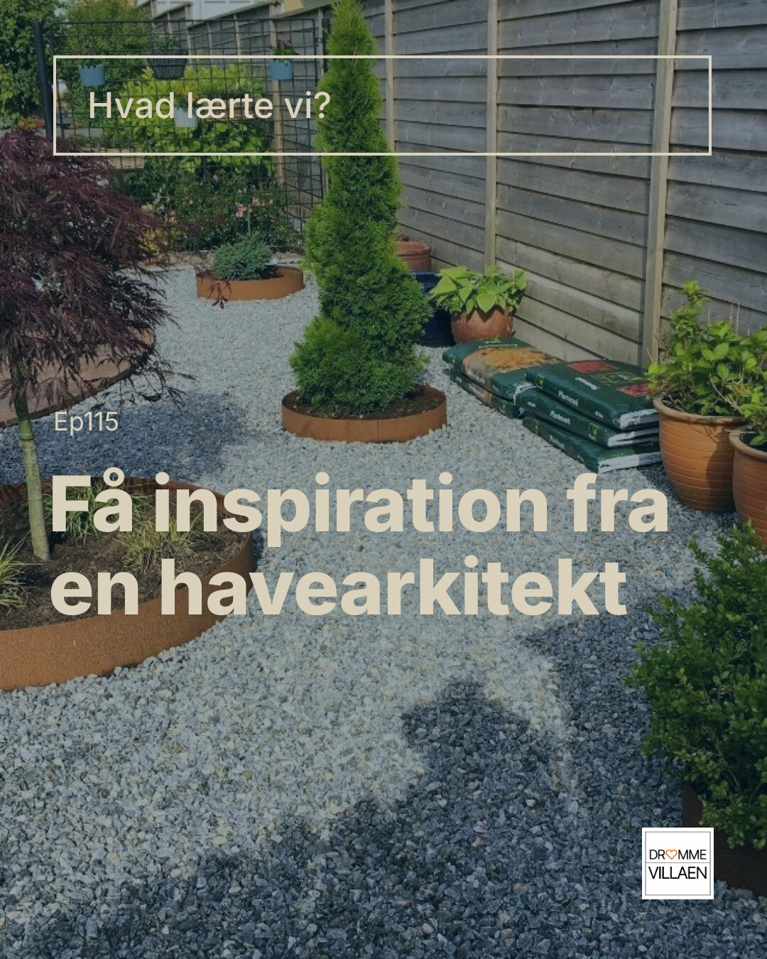 Grusbelagt havegang med krukker og buske; tekst: “Få inspiration fra en havearkitekt” og “Hvad lærte vi?”